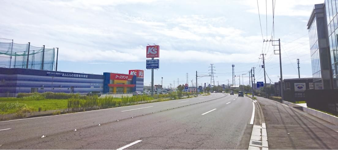 幹線道路沿いケーズデンキ店舗の外観