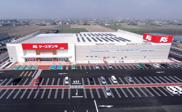 屋上に太陽光発電設備があり、駐車場にEV充電設備がある店舗