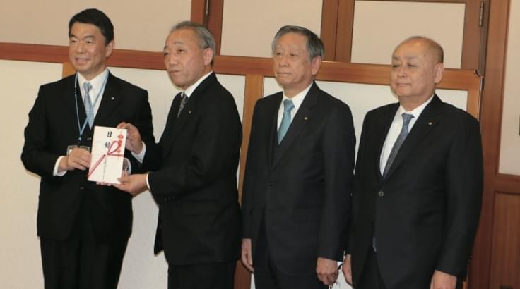 寄付時の写真、目録をお渡ししている