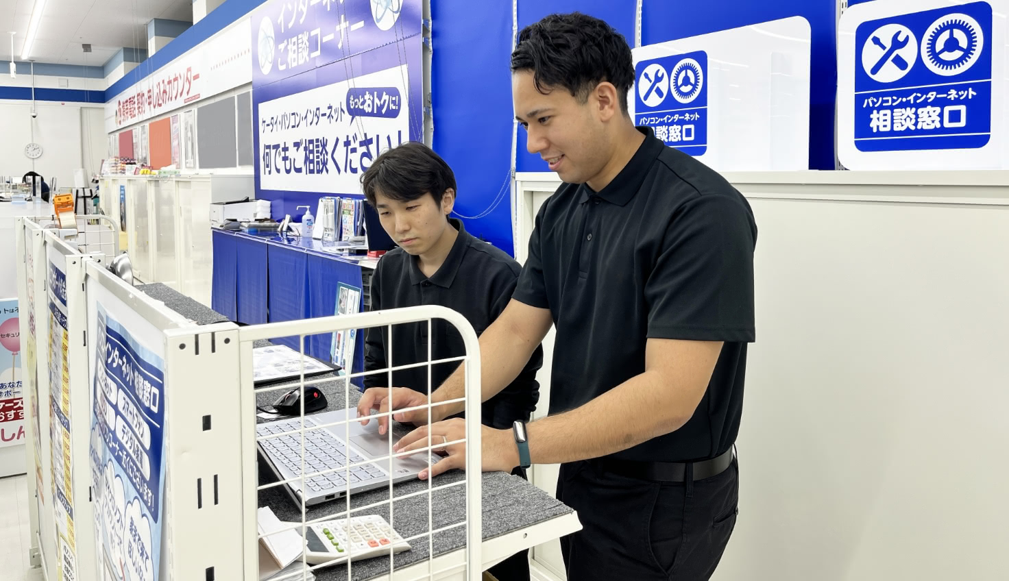 スタッフの業務中写真